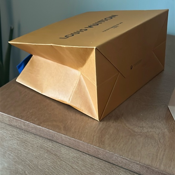 Louis Vuitton Gift Shopping Bag and Envelopes - Picture 4 of 9